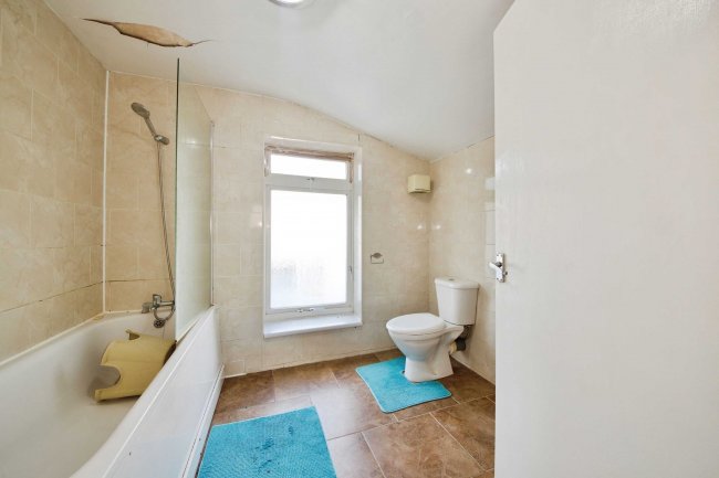 69 Town Road London, N9 0SJ 2