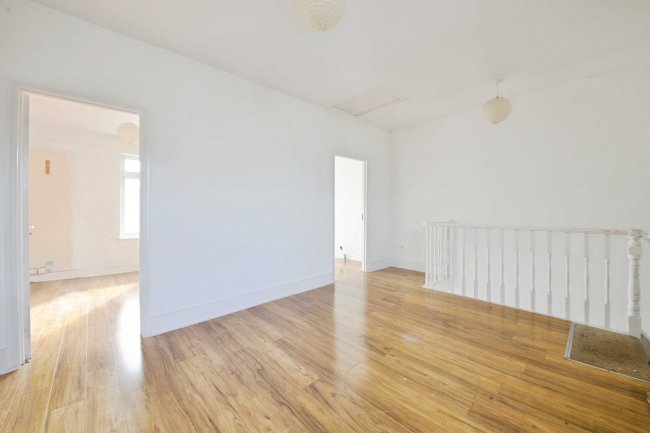 69 Town Road London, N9 0SJ 2