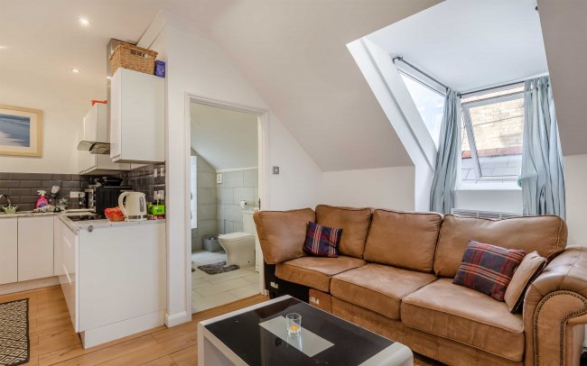 37-41 Bank Street, Newquay, Cornwall, TR7 1DJ 2