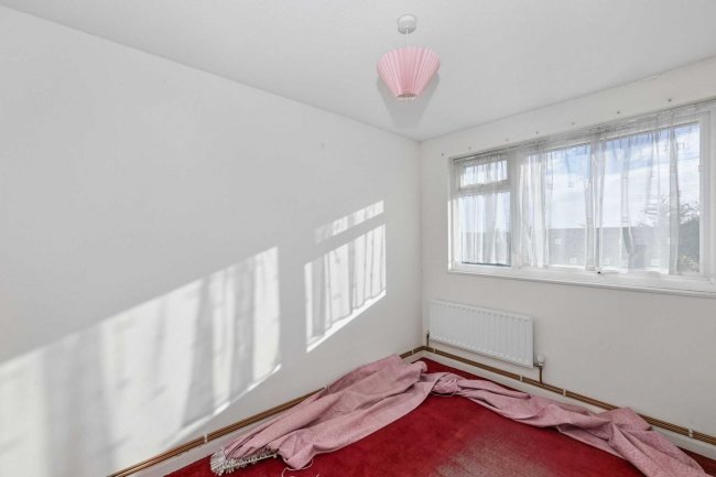 70 Madells, Epping, Essex CM16 4NN 4