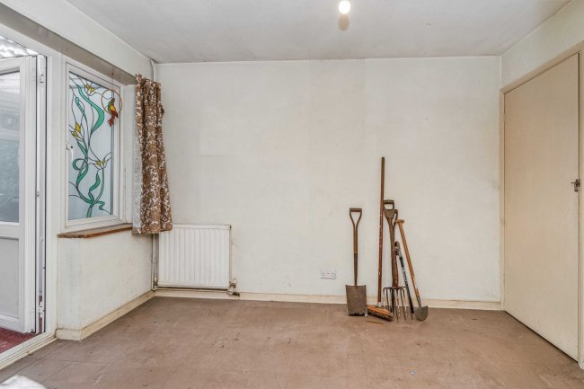 5 West Road, Farnborough, Hampshire, GU14 8EZ 9