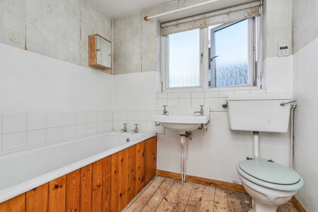 5 West Road, Farnborough, Hampshire, GU14 8EZ 9