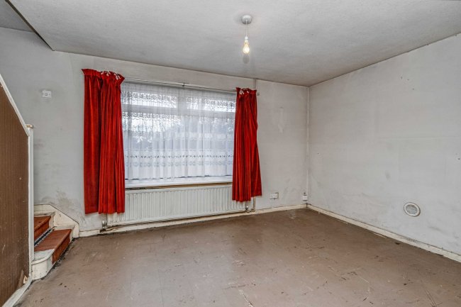 5 West Road, Farnborough, Hampshire, GU14 8EZ 9