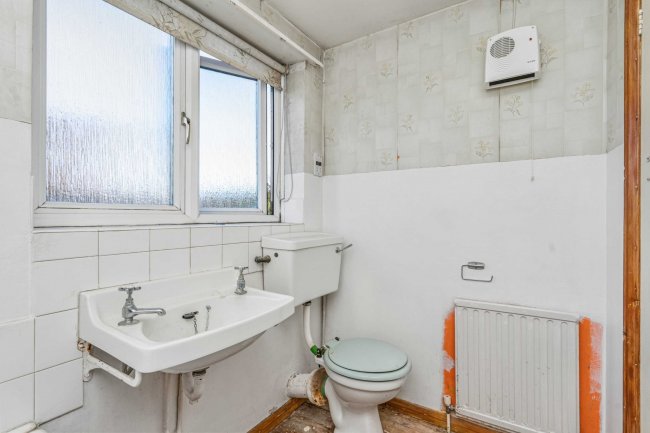 5 West Road, Farnborough, Hampshire, GU14 8EZ 9