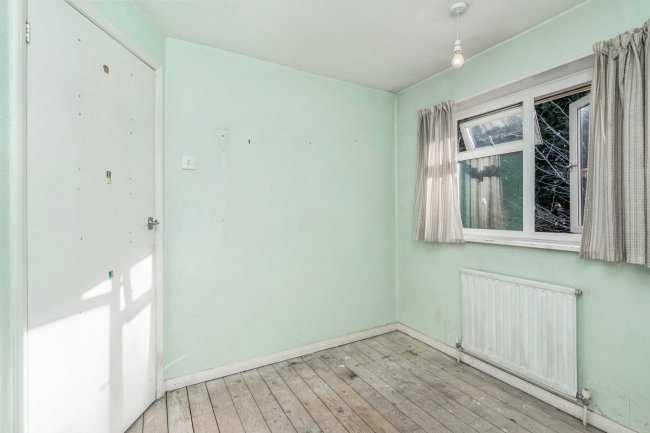 5 West Road, Farnborough, Hampshire, GU14 8EZ 9