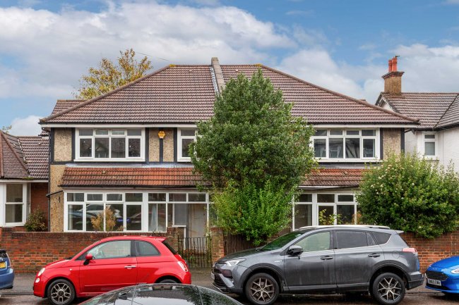 4 & 6 Rosswood Gardens, Wallington SM6 8QZ 5