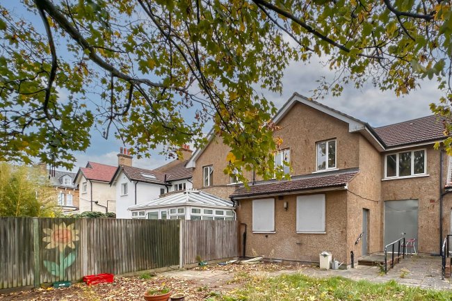 4 & 6 Rosswood Gardens, Wallington SM6 8QZ 5