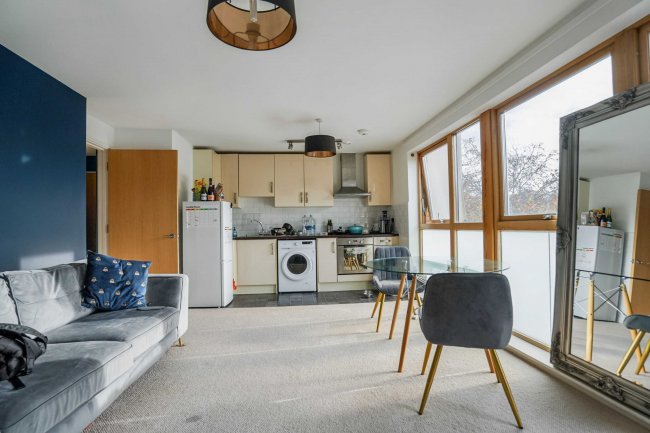 Flat 18 Estreham House, 12 Streatham Place, London, SW2 4PZ 5