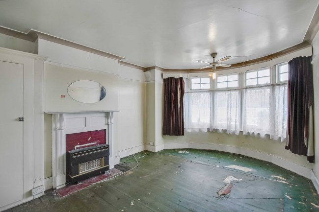 96 Grenoble Gardens, London, N13 6JH 10