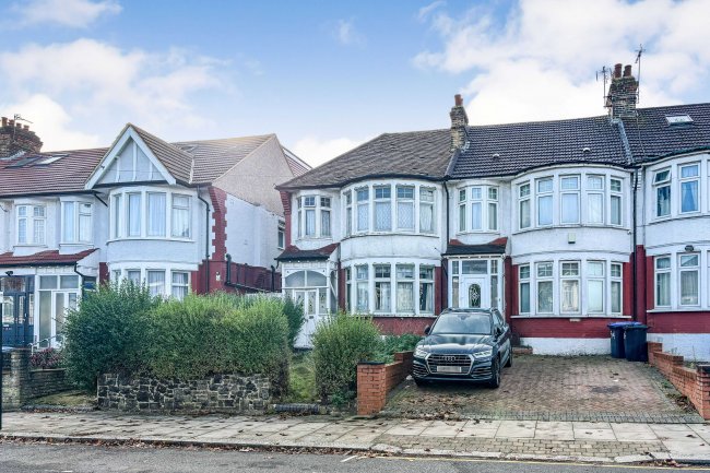 96 Grenoble Gardens, London, N13 6JH 10