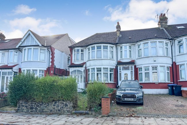 96 Grenoble Gardens, London, N13 6JH 10