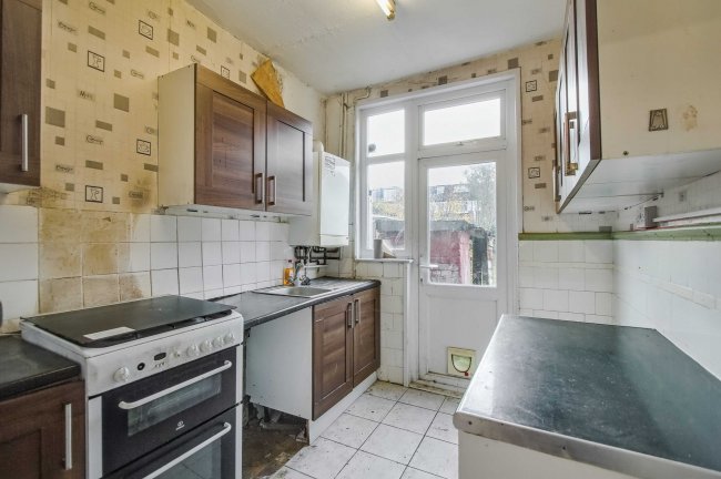 96 Grenoble Gardens, London, N13 6JH 10