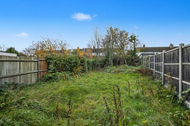 96 Grenoble Gardens, London, N13 6JH 10