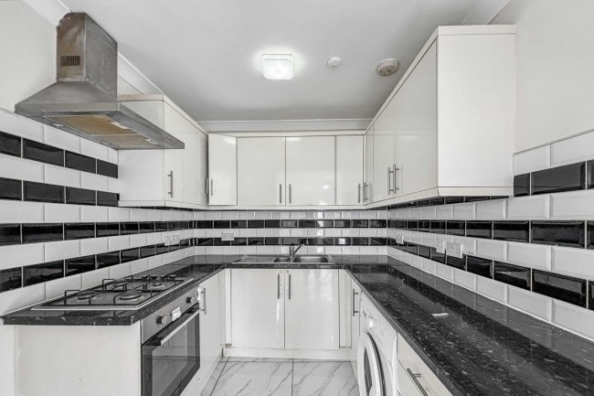 2 Meadow Close, Enfield, EN3 5PE 10