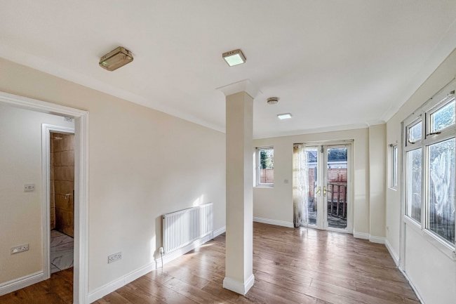 2 Meadow Close, Enfield, EN3 5PE 10