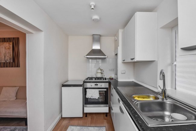 2 Meadow Close, Enfield, EN3 5PE 10