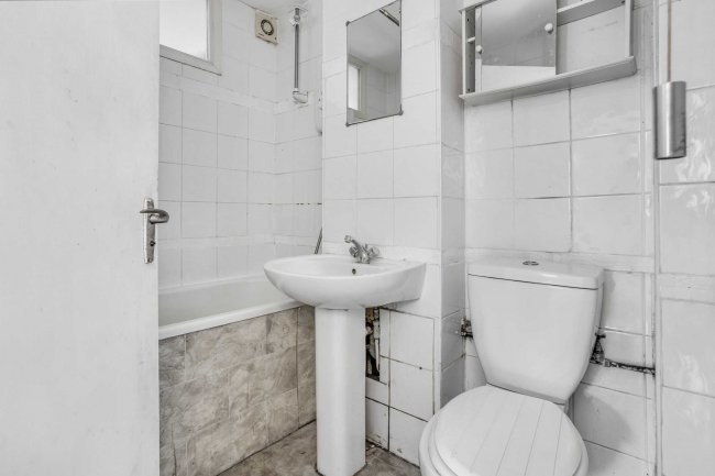 Flat 10 Wyvern House, Bridge Road, Grays, Essex, RM17 6RS 3