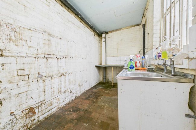 15 Eastover, Bridgwater, Somerset TA6 5AG 2