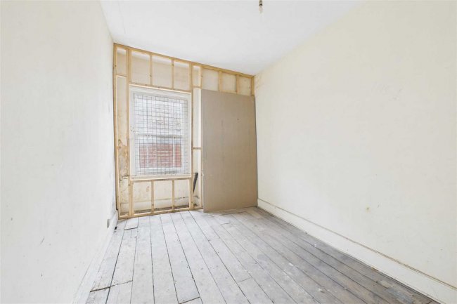 15 Eastover, Bridgwater, Somerset TA6 5AG 2