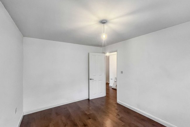 3 The Sheraton, St Marks Hill, Surbiton, KT6 4PY 8