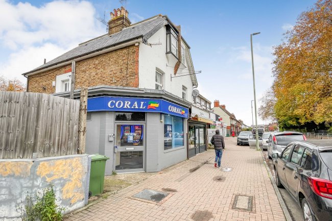 203 Kingston Road, Leatherhead, Surrey KT22 7BP 5