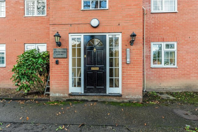 9 Princess Court, Alexandra Road, Farnborough, Hampshire, GU14 6EE 2