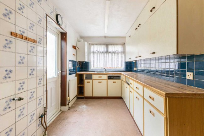 56 Langley Crescent, Harlington, Hayes, UB3 5HN 8