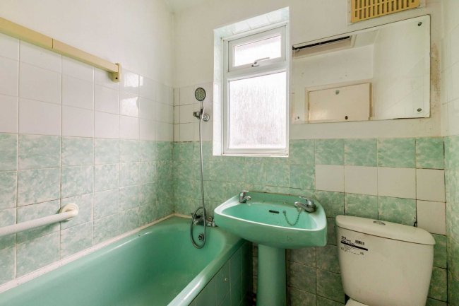 56 Langley Crescent, Harlington, Hayes, UB3 5HN 8