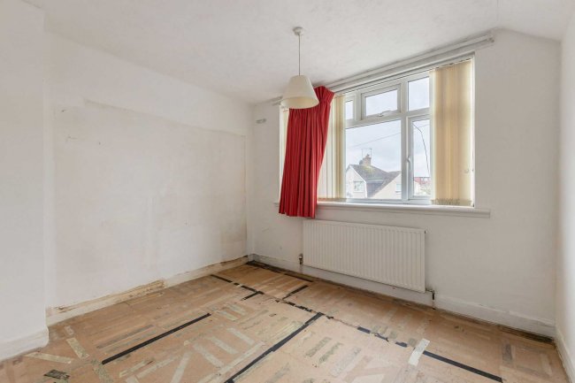 56 Langley Crescent, Harlington, Hayes, UB3 5HN 8