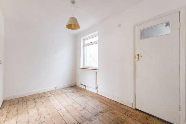 56 Langley Crescent, Harlington, Hayes, UB3 5HN 8