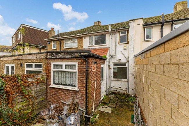 56 Langley Crescent, Harlington, Hayes, UB3 5HN 8