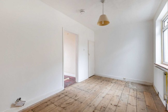 56 Langley Crescent, Harlington, Hayes, UB3 5HN 8