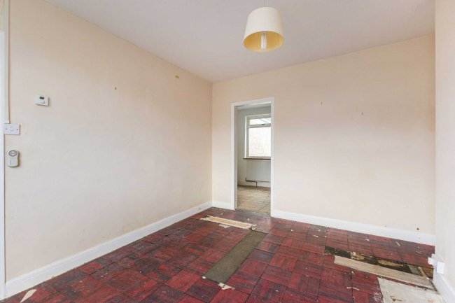 56 Langley Crescent, Harlington, Hayes, UB3 5HN 8