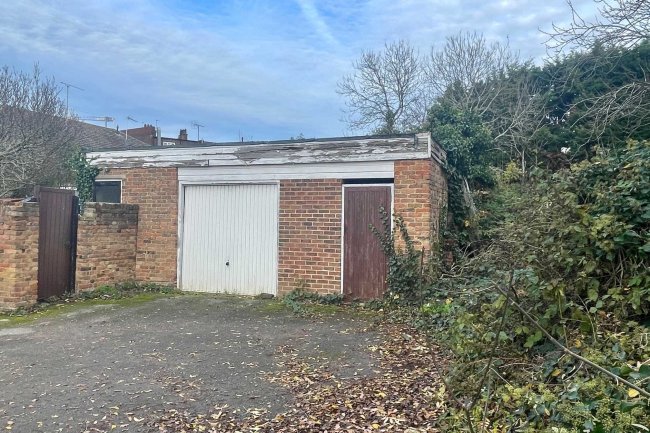 Woodgate, London Road, Epsom, Surrey, KT17 2BB 3