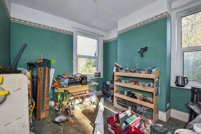 1 ,1A, 2 Mount Zion, Benfleet, Essex SS7 2AR 6