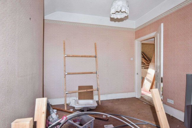 1 ,1A, 2 Mount Zion, Benfleet, Essex SS7 2AR 6