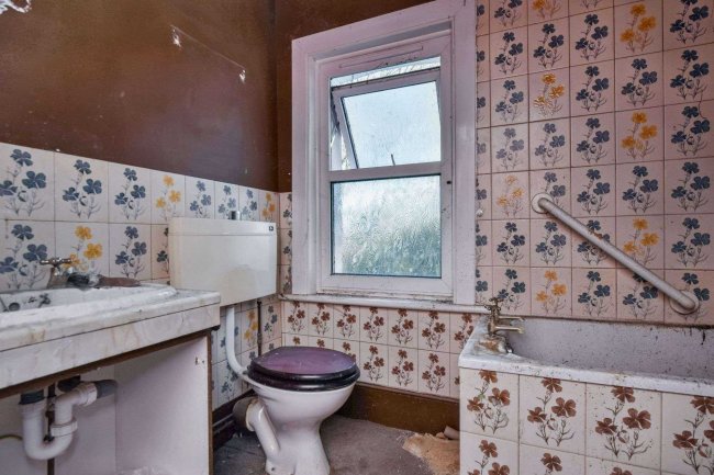 1 ,1A, 2 Mount Zion, Benfleet, Essex SS7 2AR 6