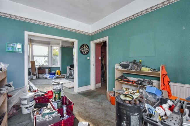 1 ,1A, 2 Mount Zion, Benfleet, Essex SS7 2AR 6