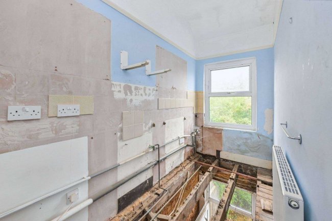 1 ,1A, 2 Mount Zion, Benfleet, Essex SS7 2AR 6