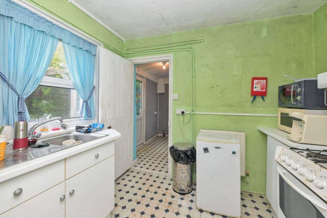 1 ,1A, 2 Mount Zion, Benfleet, Essex SS7 2AR 6