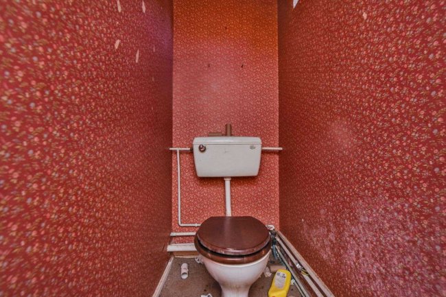 1 ,1A, 2 Mount Zion, Benfleet, Essex SS7 2AR 6