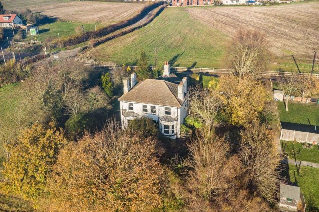 1 ,1A, 2 Mount Zion, Benfleet, Essex SS7 2AR 6