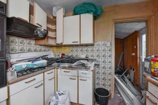 1 ,1A, 2 Mount Zion, Benfleet, Essex SS7 2AR 6