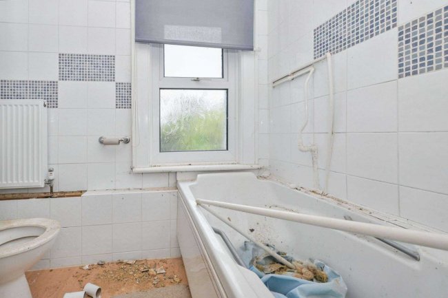 1 ,1A, 2 Mount Zion, Benfleet, Essex SS7 2AR 6