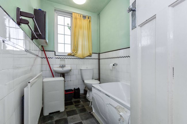 419A Kingston Road, Epsom, KT19 0BT 6