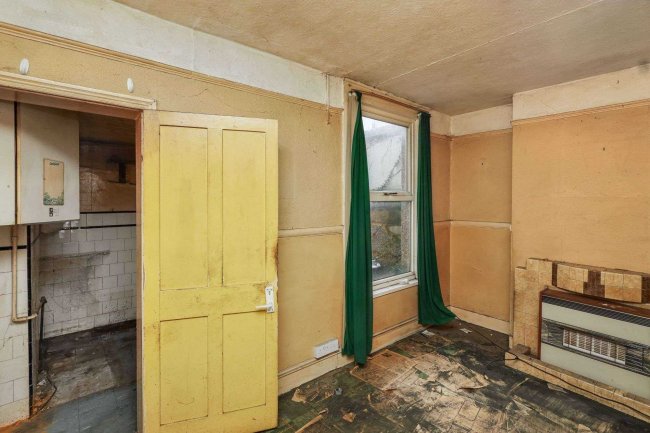 6 Tramway Avenue, Edmonton, N9 8PE 4