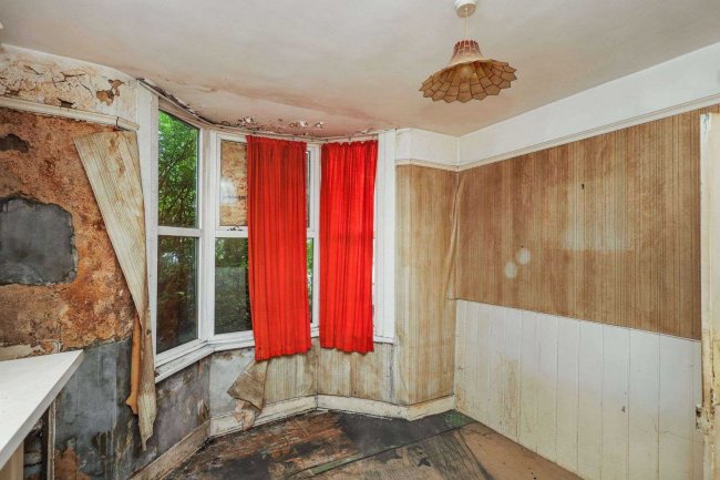 6 Tramway Avenue, Edmonton, N9 8PE 4