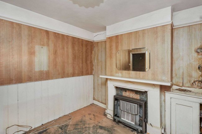 6 Tramway Avenue, Edmonton, N9 8PE 4