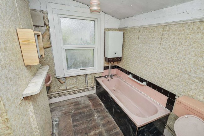 6 Tramway Avenue, Edmonton, N9 8PE 4