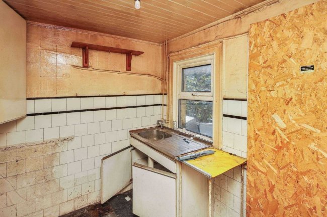 6 Tramway Avenue, Edmonton, N9 8PE 4